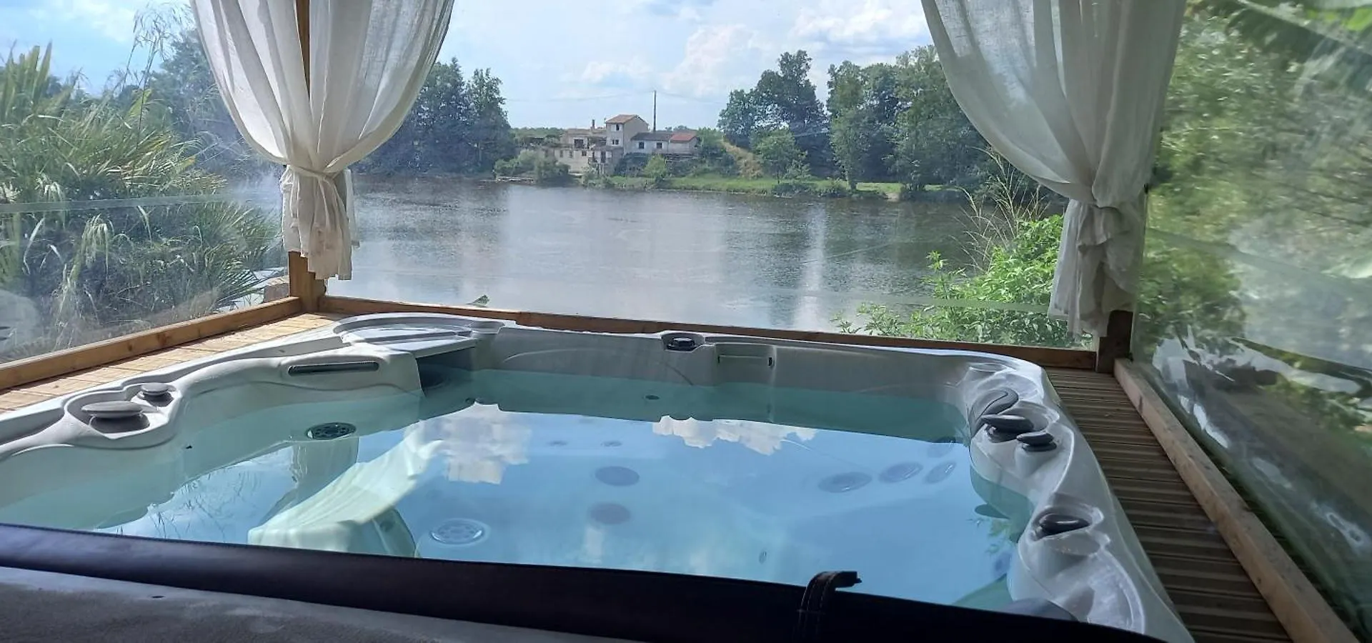 Holiday home Gite Au Bord Du Tarn Avec Ponton Et Spa Marssac-sur-Tarn France